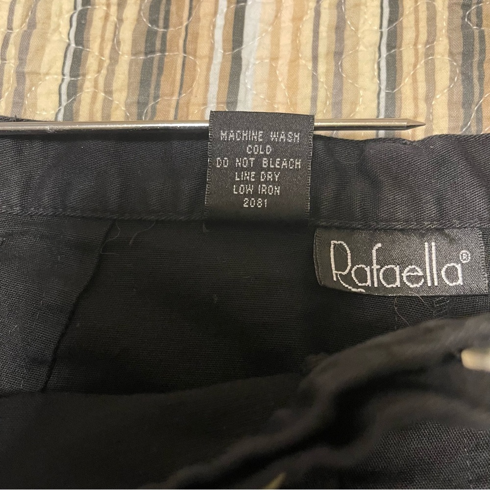 Rafaella Women's 12 Classic Black Flat Front Capris - Picture 4 of 6